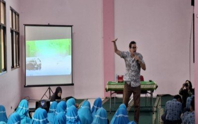 Native Speaker Ini Ajak Siswa SMP Miosi Belajar Bahasa dan Budaya Kanada